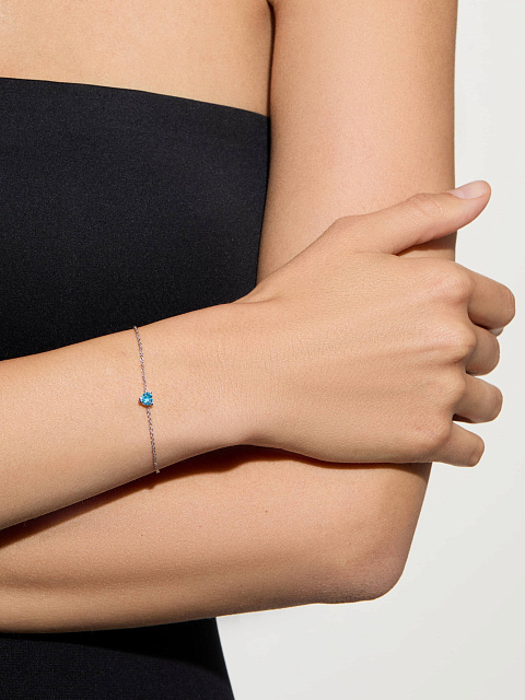 Тонкий браслет из белого золота с топазом Swiss Blue в огранке "сердце", 3