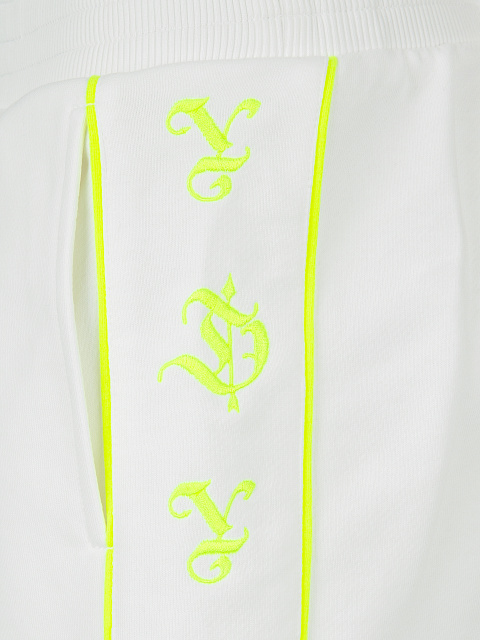 Белый трикотажный костюм с необработанными краями и желтой вышивкой, 5