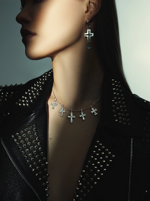 Колье из белого золота с кулонами в виде крестов и бриллиантами, 2