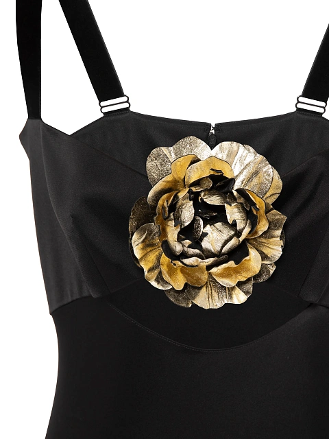 Черное платье-макси из шелка с вырезом и золотой розой, 3