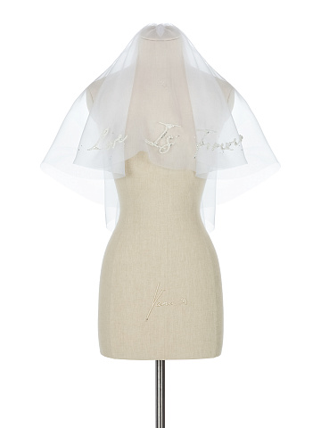 Белая короткая фата с вышивкой Love Is Forever, 1