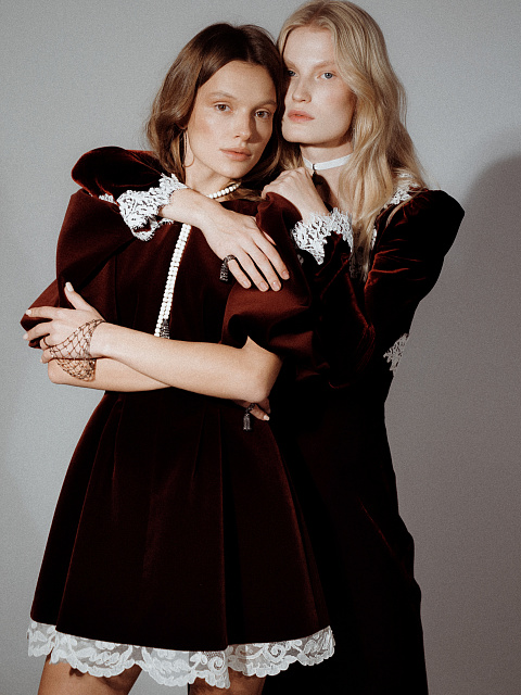 Бордовое платье-мини из бархата с белым кружевом, 5 Бордовое платье-мини из бархата с белым кружевом, 5