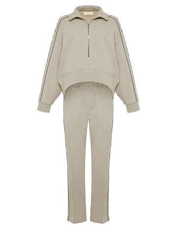 Бежевый костюм с укороченной толстовкой и черной вышивкой, 1