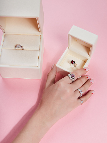 Кольцо из белого золота с бриллиантами огранки «сердце», 2 Кольцо из белого золота с бриллиантами огранки «сердце», 2