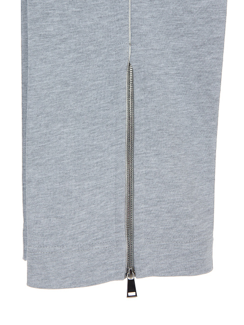 Серый трикотажный костюм с вышивкой в тон, 7