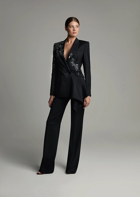 Черный костюм-двойка из шерсти с асимметричным жакетом и вышивкой, 7