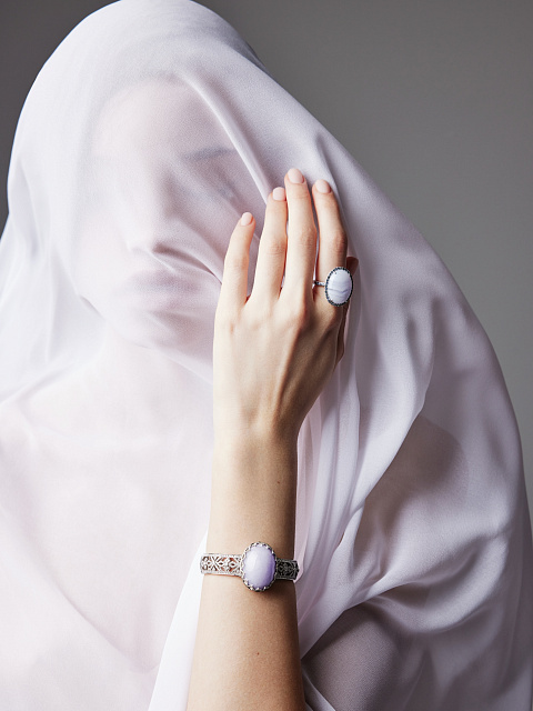 Браслет из белого золота с кабошоном из жадеита и бриллиантами круглой огранки, 5 Браслет из белого золота с кабошоном из жадеита и бриллиантами круглой огранки, 5