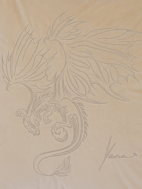 Бежевая бархатная подушка с драконом, 3 Бежевая бархатная подушка с драконом, 3