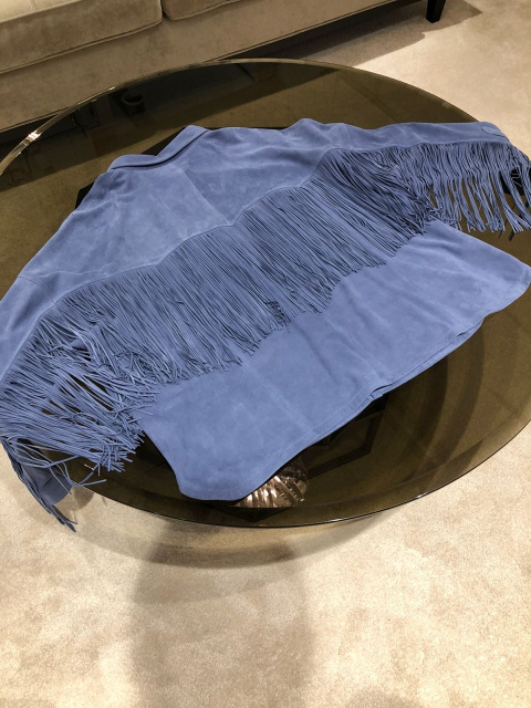 Рубашка из замши ирис, накладные карманы, отделка бахромой по спинке, рукавам и карманам, 1