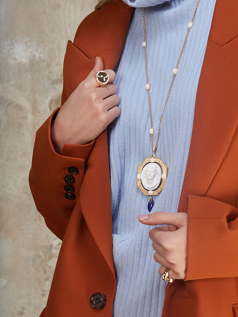 Колье из желтого золота с камеей на раковине, сапфирами, опалами и лазуритами, 3 Колье из желтого золота с камеей на раковине, сапфирами, опалами и лазуритами, 3