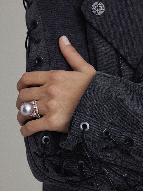 Кольцо из белого золота с черным жемчугом, бриллиантами и шпинелью, 6