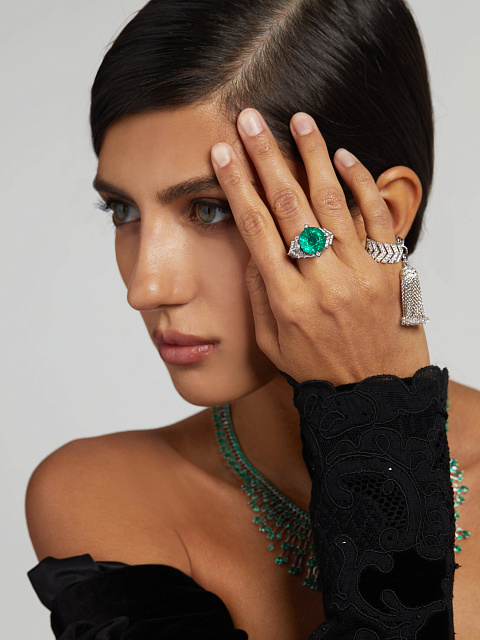 Кольцо из белого золота с изумрудом и бриллиантами, 7