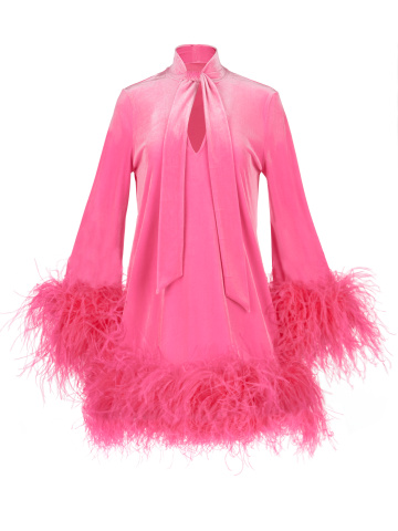 Ярко-розовое бархатное платье-мини с перьями, 2