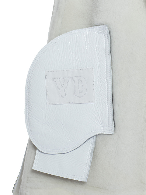 Белая объемная дубленка из лаковой кожи и овчины, 4