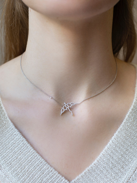 Колье из белого золота и бриллиантов круглой огранки с кулоном в виде дракона, 3