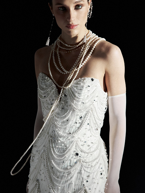 Белое платье-мини из фатина с жемчугом и кристаллами, 2