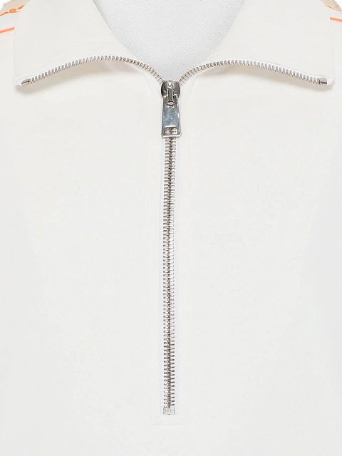 Белый костюм с укороченной толстовкой и оранжевой вышивкой, 6