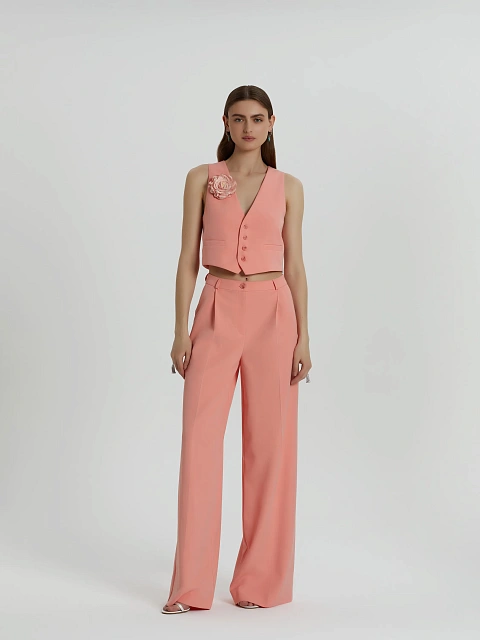 Коралловый костюм из жилета и брюк, 2