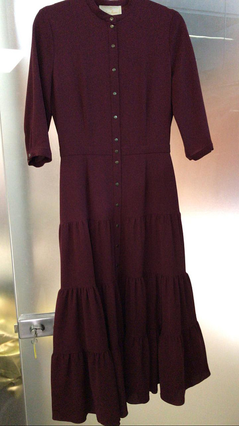 Платье-рубашка из бордовой вискозы , отрезная талия, три яруса, рукав 3/4, 1