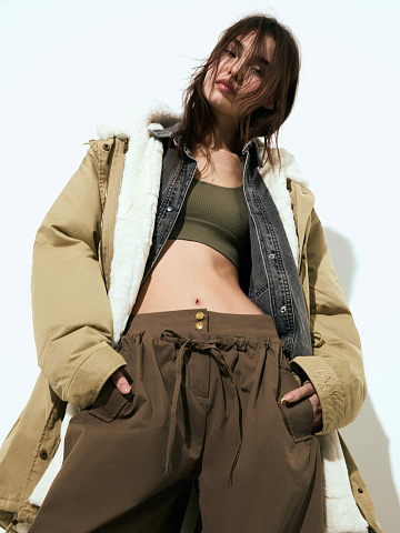 Спортивный топ цвета хаки из трикотажа в рубчик, 2