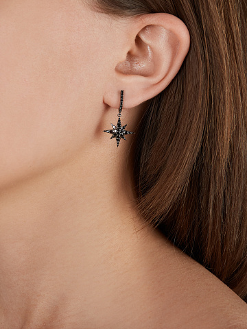 Серьги из черненого золота и бриллиантов, 2