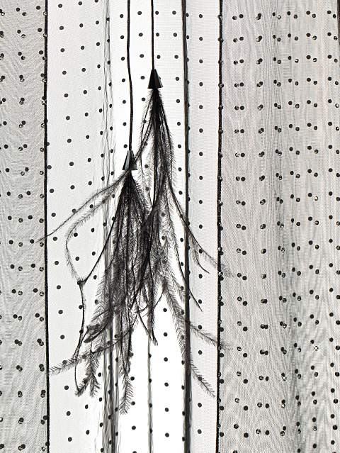 Черный кейп из сетки со стразами и перьями, 4