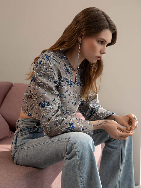 Укороченный жакет из серого жаккарда с цветочной вышивкой бисером и кристаллами, 3