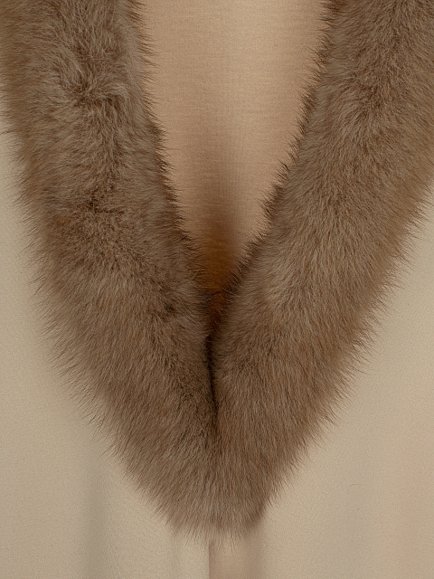 Бежевое платье с открытой спиной и отделкой из меха соболя, 3
