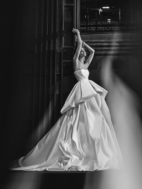 Белое платье-макси из шелка с баской и шлейфом, 6