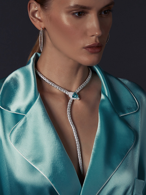 Колье-галстук из белого золота с турмалином параиба, бриллиантами и изумрудами, 4