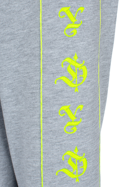 Серый трикотажный костюм с желтой вышивкой, 5