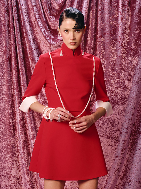 Красное платье-мини с белым жемчугом, 3