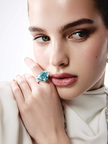 Кольцо из белого золота с голубым бриллиантом в форме сердца, 2