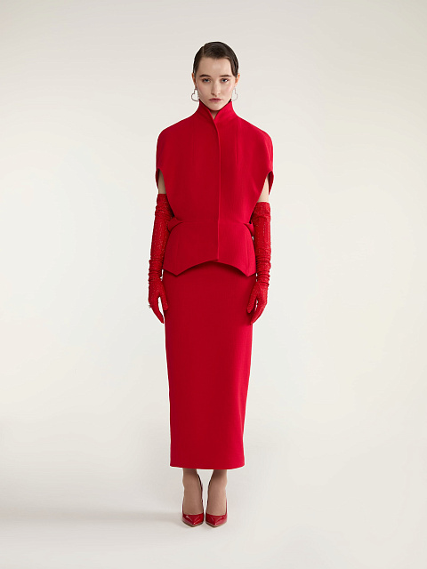 Красный костюм-двойка из жакета с баской и юбки-миди, 3