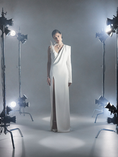 Белое платье из шелка и перьев, 5