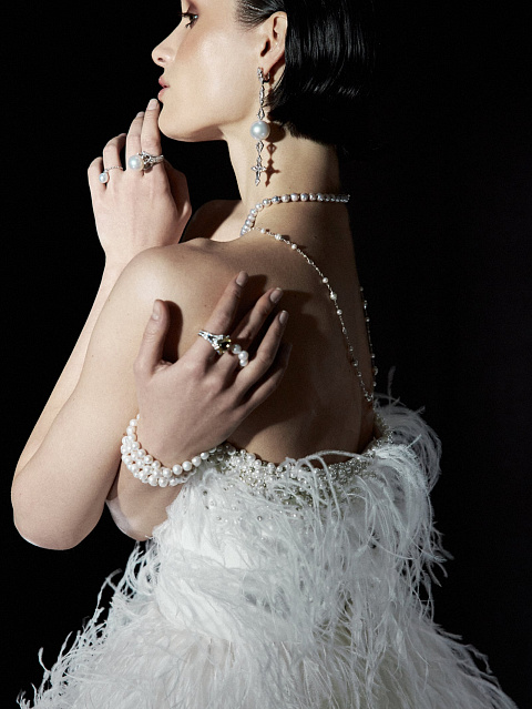 Белое платье из фатина с перьями и шлейфом, 10