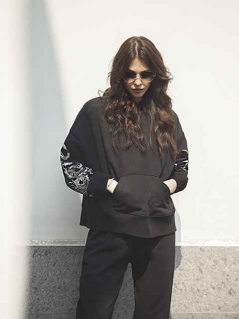 Черный костюм с драконами на рукавах, 4