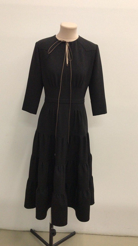 Платье из черной костюмки, отрез.талия, три яруса, рукав 3/4 с манжетом, кокетка, капля с завязками, 2 Платье из черной костюмки, отрез.талия, три яруса, рукав 3/4 с манжетом, кокетка, капля с завязками, 2