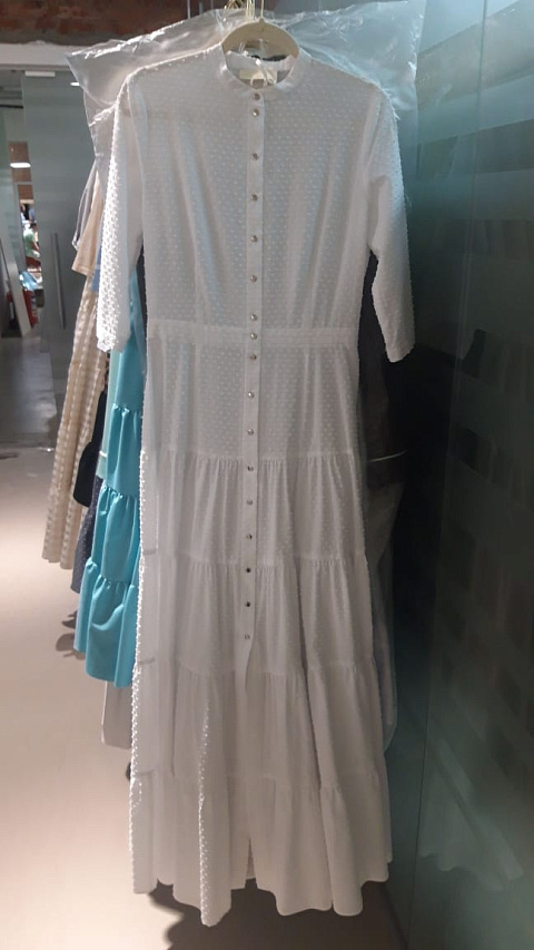 Платье-рубашка из белого фактурного хлопка,отрезная талия, планка кнопки,рукав3/4, четыре  яруса, 1