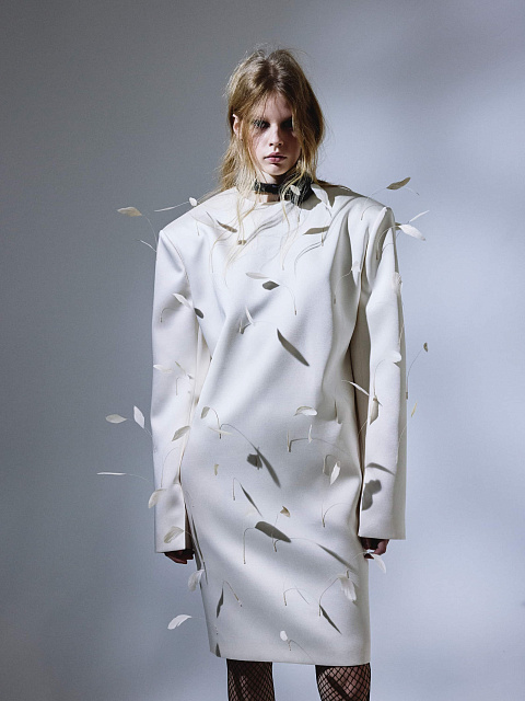 Молочное платье-мини с перьями, 2 Молочное платье-мини с перьями, 2