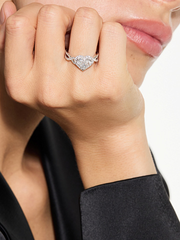 Кольцо с бриллиантами в фантазийной огранке, 1 Кольцо с бриллиантами в фантазийной огранке, 1