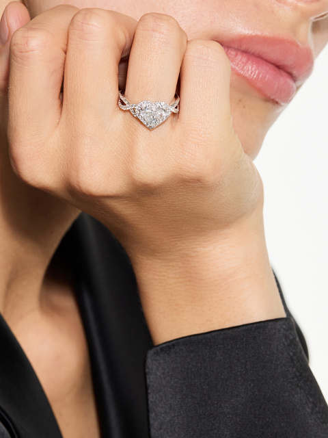 Кольцо с бриллиантами в фантазийной огранке, 1 Кольцо с бриллиантами в фантазийной огранке, 1