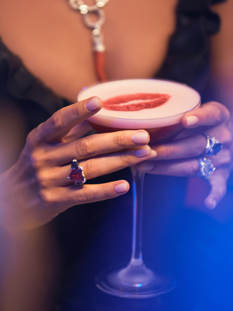 Кольцо из белого золота с рубеллитом и двумя черными бриллиантами огранки «сердце», 7