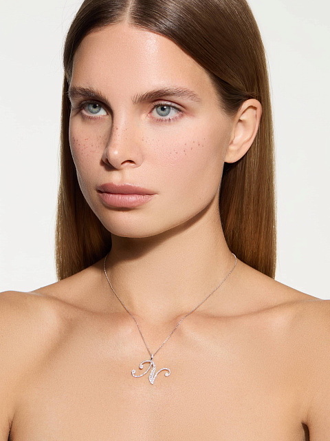 Колье из белого золота с кулоном в виде буквы N с бриллиантами, 2 Колье из белого золота с кулоном в виде буквы N с бриллиантами, 2