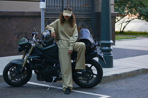 Трикотажный костюм Bad Girls Club цвета хаки с тональной вышивкой, 9