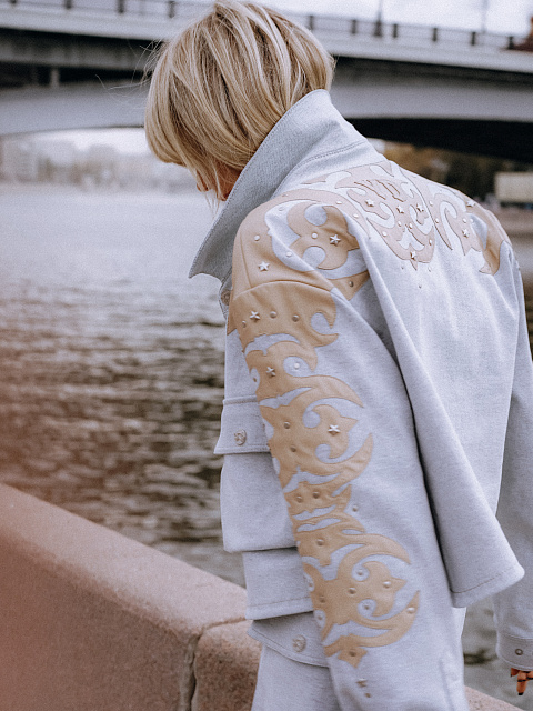 Голубой костюм из денима с отделкой из кожи, 8