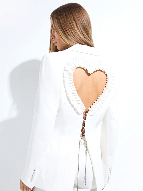 Белый костюм-двойка с фигурным вырезом на спине, 3