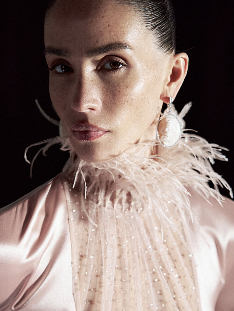 Серьги из белого золота с камеей на раковине и бриллиантами круглой огранки, 2 Серьги из белого золота с камеей на раковине и бриллиантами круглой огранки, 2