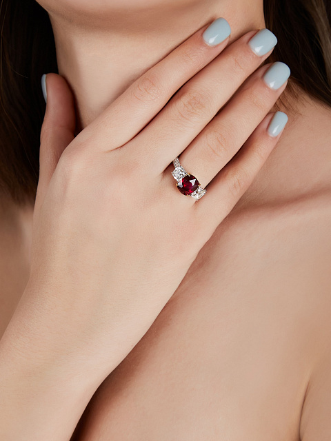 Кольцо из белого золота с рубином в огранке «кушон» и бриллиантами, 2