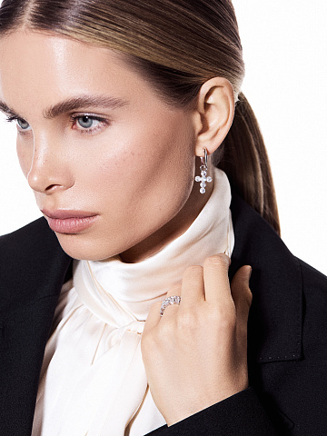 Хупсы из белого золота с подвесками в виде крестов с лунным камнем, 2